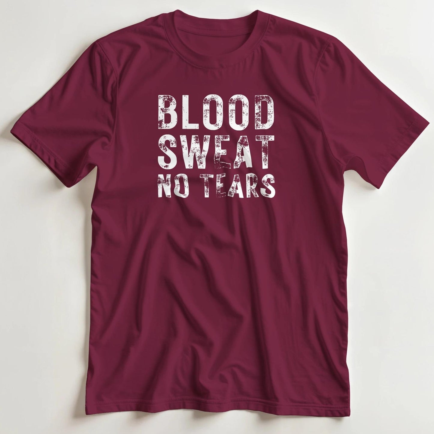T-shirt en coupe unisexe et 100% coton en Bordeaux L imprimé avec un design Blood Sweat No Tears T-Shirt .