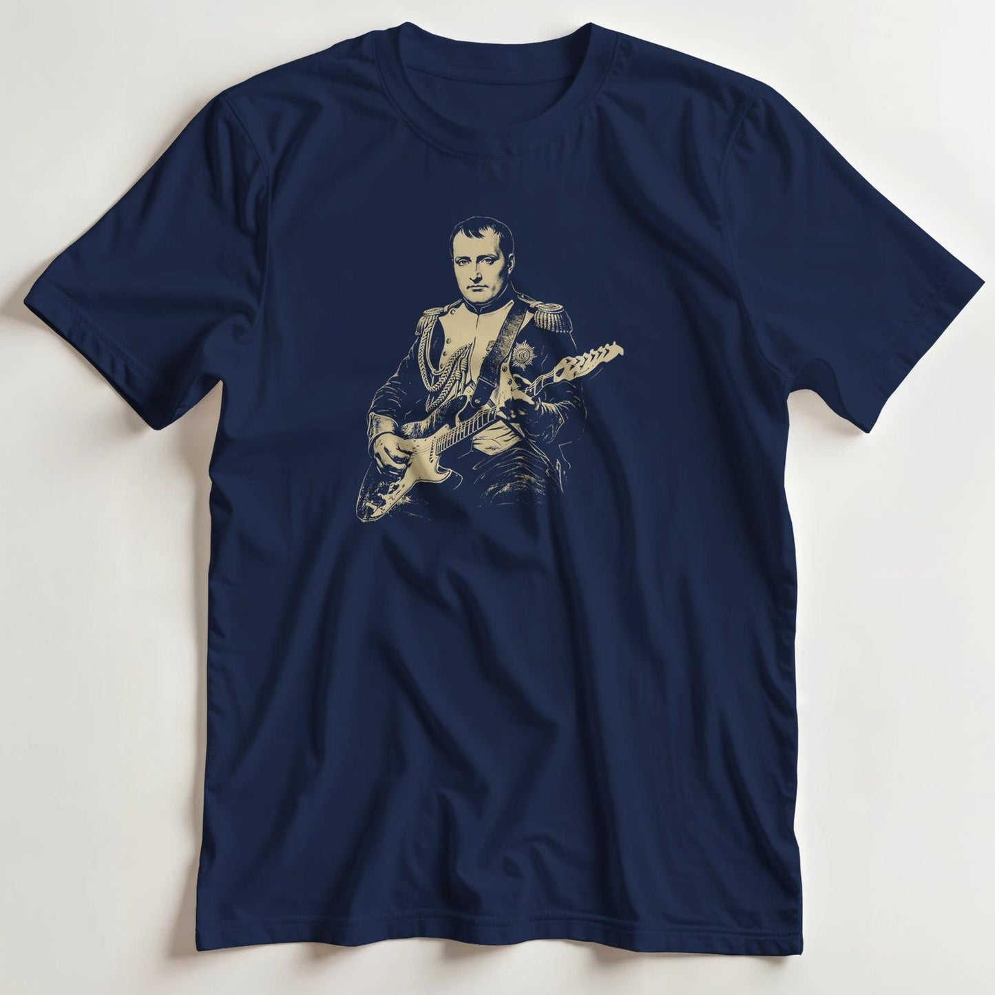 T-shirt en coupe unisexe et 100% coton en Navy imprimé avec un design Napoléon on Guitar T-Shirt .