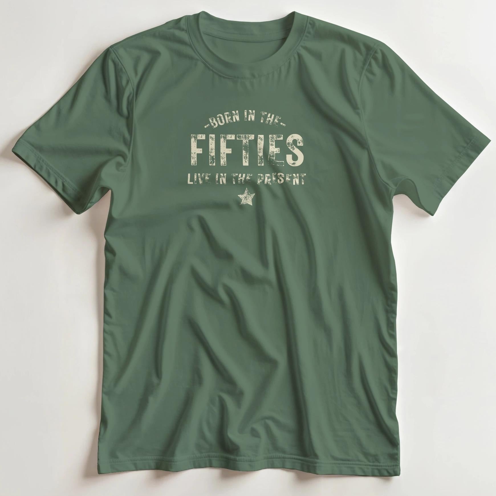 T-shirt en coupe unisexe et 100% coton en Vert Mil. S imprimé avec un design Born Fifties T-Shirt .