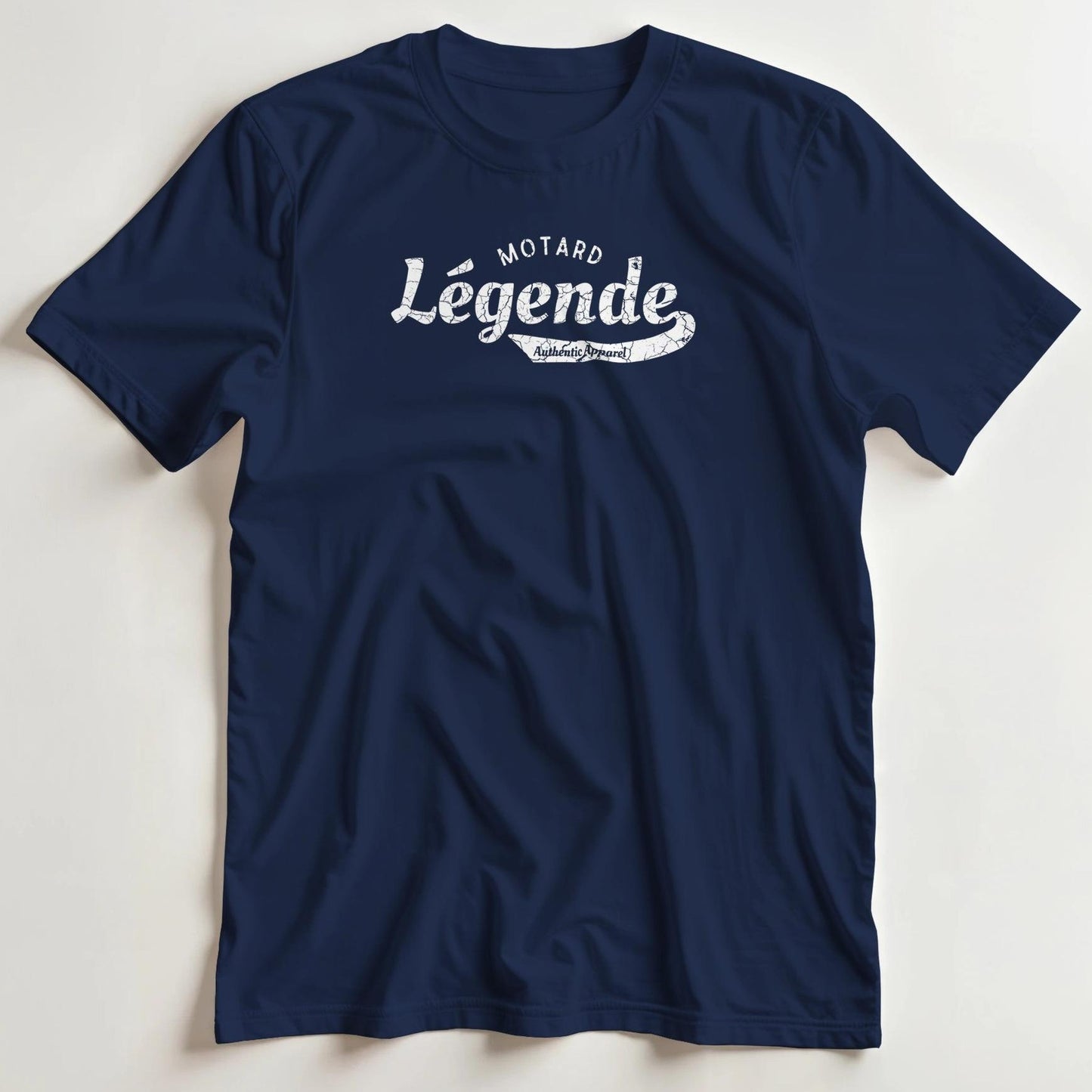 T-shirt en coupe unisexe et 100% coton en Marine S imprimé avec un design Légende Apparel T-Shirt .