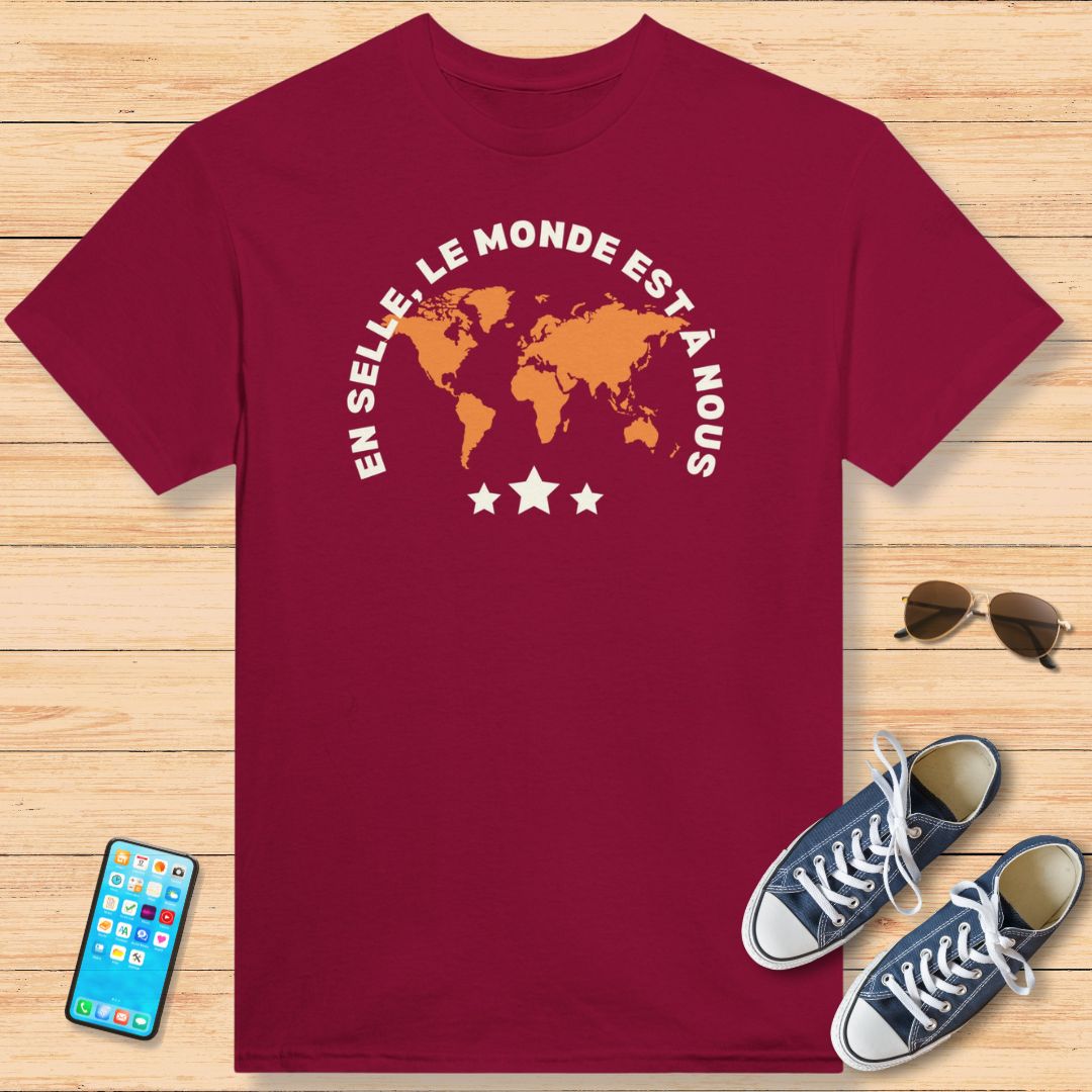 En Selle, Le Monde Est à Nous T-Shirt Rouge cardinal