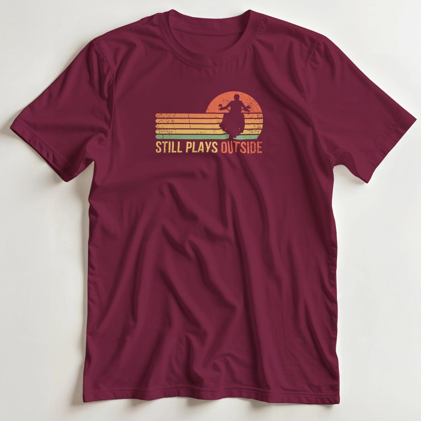 T-shirt en coupe unisexe et 100% coton en Bordeaux S imprimé avec un design Plays Outside T-Shirt .