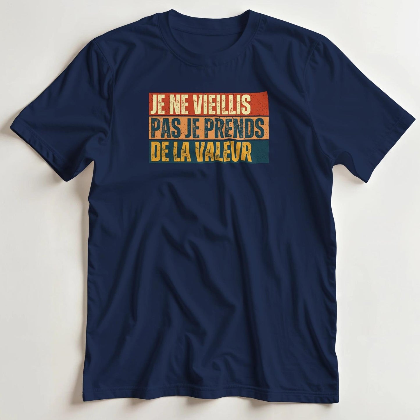 T-shirt en coupe unisexe et 100% coton en Marine S imprimé avec un design Je Ne Vieillis Pas Valeur Vintage T-Shirt .