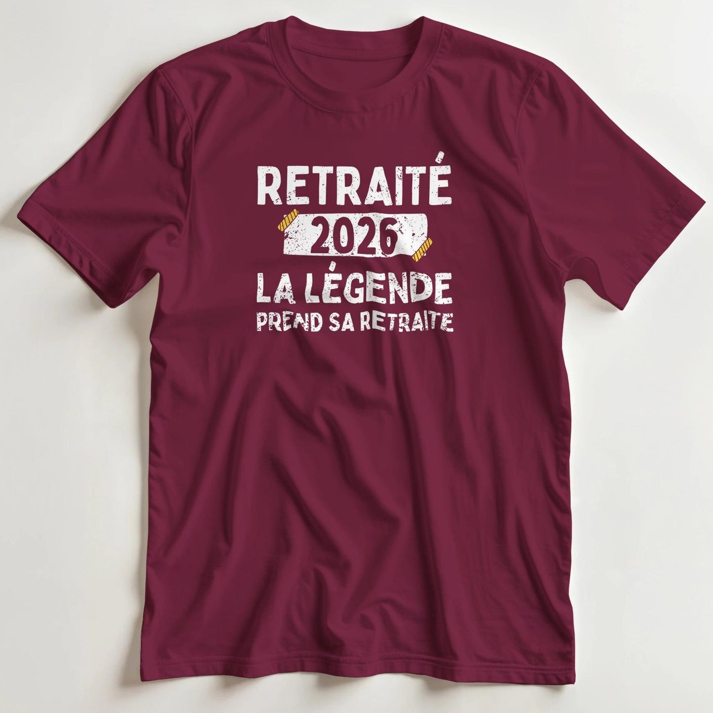T-shirt en coupe unisexe et 100% coton en Bordeaux S imprimé avec un design Retraité 2026 T-Shirt .