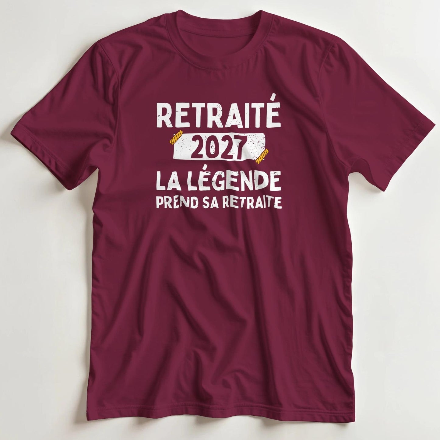 T-shirt en coupe unisexe et 100% coton en Bordeaux imprimé avec un design Retraité 2027 T-Shirt .