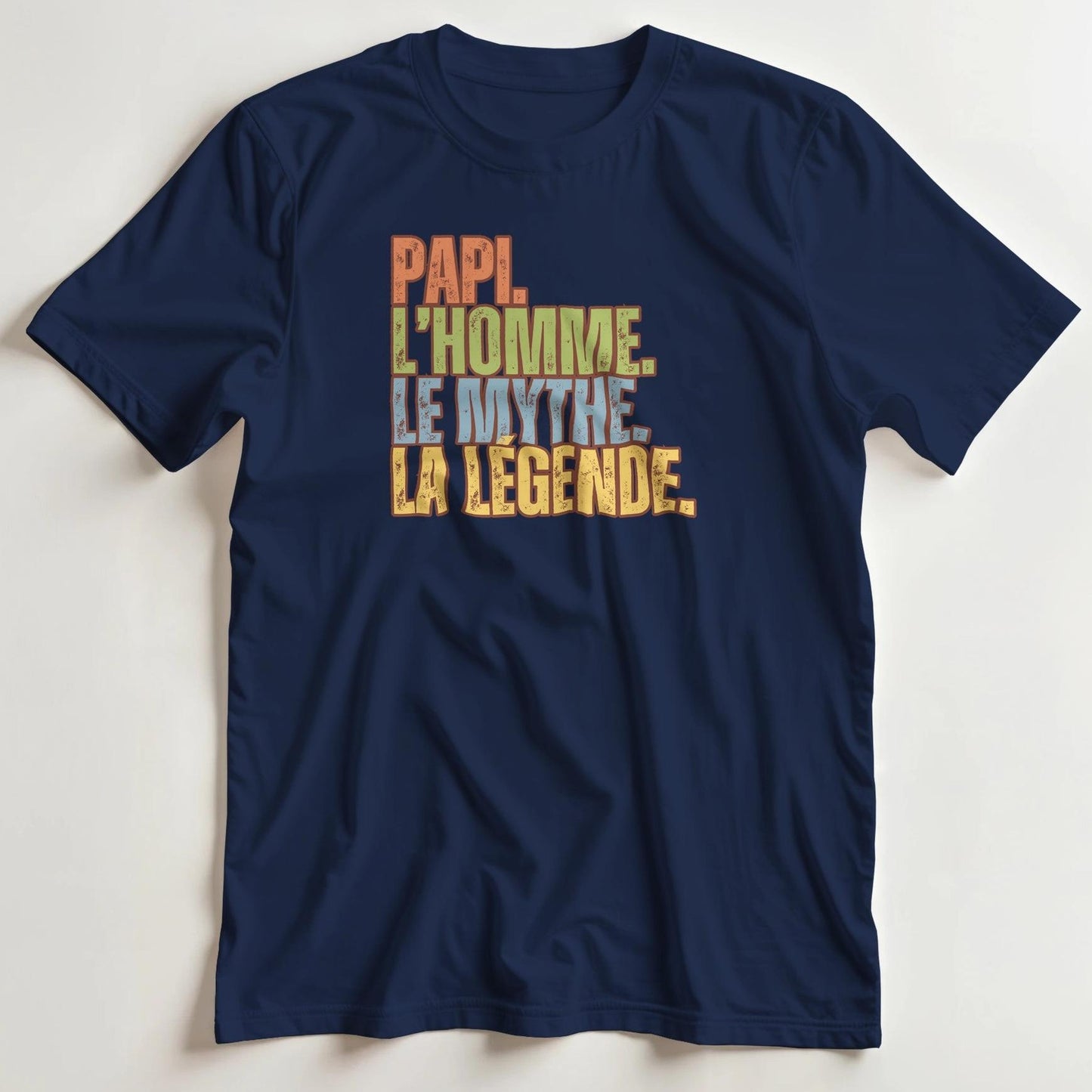 T-shirt en coupe unisexe et 100% coton en Marine L imprimé avec un design Papi La Légende T-Shirt .