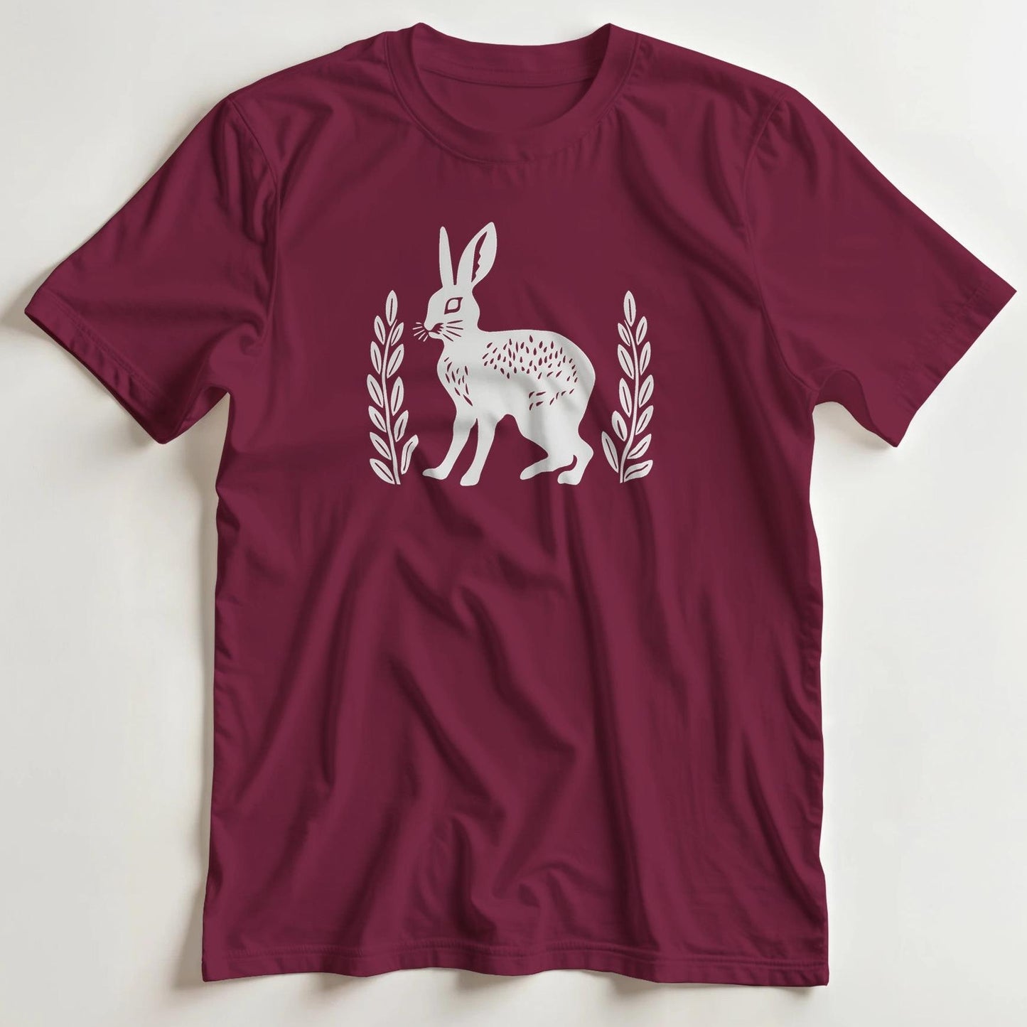 T-shirt en coupe unisexe et 100% coton en Bordeaux imprimé avec un design Lièvre T-Shirt .