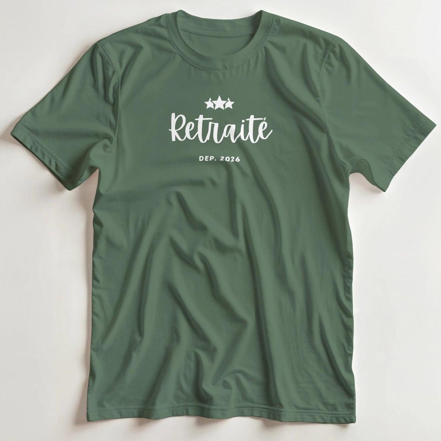 T-shirt en coupe unisexe et 100% coton en Vert Mil. 2XL imprimé avec un design Retraité 2026 T-Shirt .