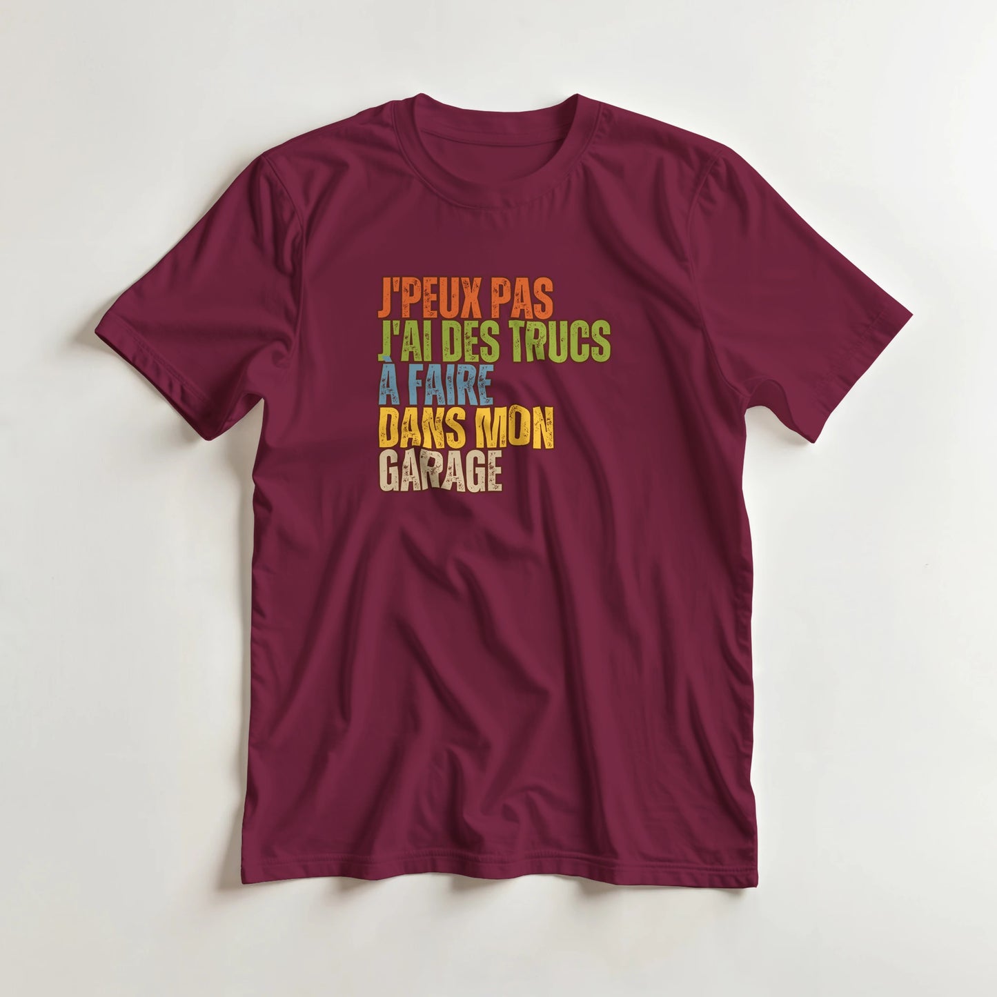 T-shirt en coupe unisexe et 100% coton en Bordeaux L imprimé avec un design J'Peux Pas Mon Garage T-Shirt .