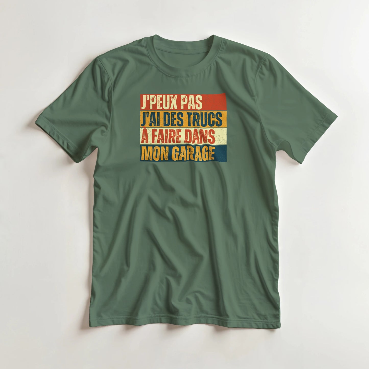 T-shirt en coupe unisexe et 100% coton en Vert Mil. 2XL imprimé avec un design J'Peux Pas Garage Vintage T-Shirt .