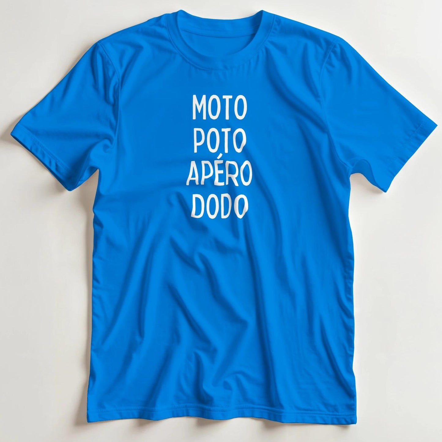 T-shirt en coupe unisexe et 100% coton en Royal S imprimé avec un design Moto Poto Apéro Dodo T-Shirt .