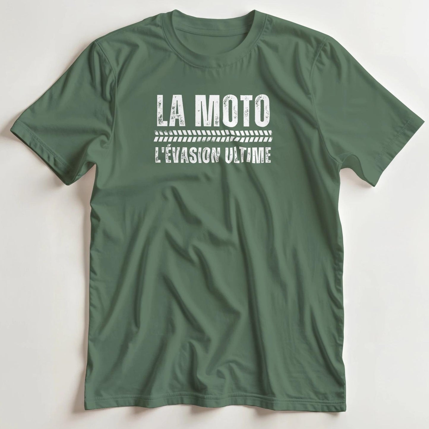 T-shirt en coupe unisexe et 100% coton en Vert Mil. 3XL imprimé avec un design La Moto L'Évasion Ultime T-Shirt .