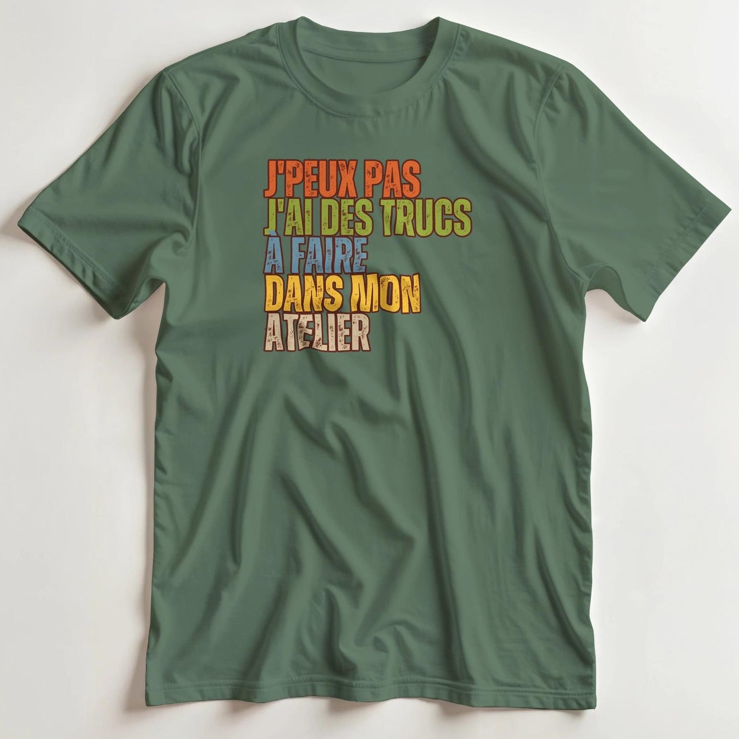 T-shirt en coupe unisexe et 100% coton en Vert militaire L imprimé avec un design J'Peux Pas Mon Atelier T-Shirt .