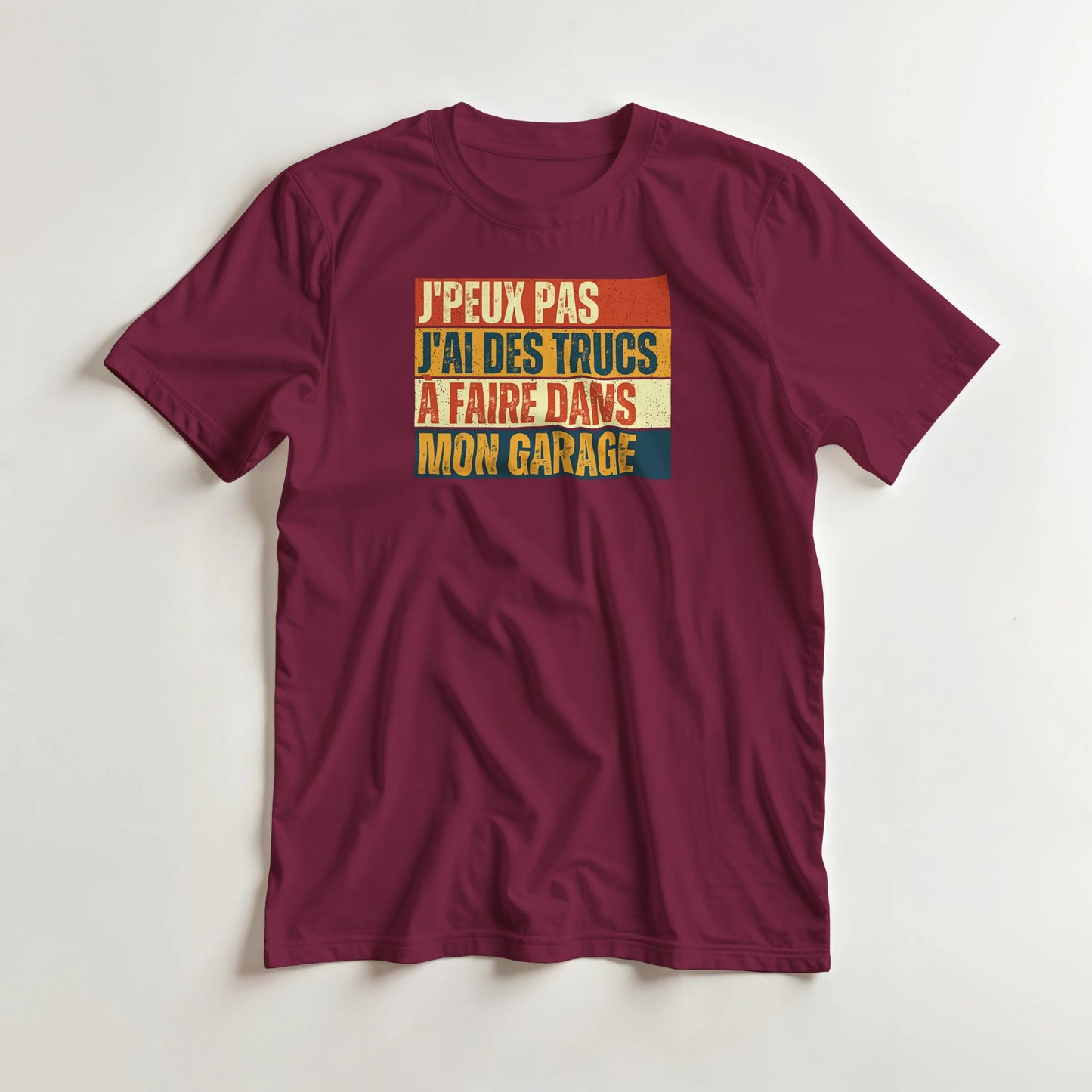 T-shirt en coupe unisexe et 100% coton en Bordeaux L imprimé avec un design J'Peux Pas Garage Vintage T-Shirt .
