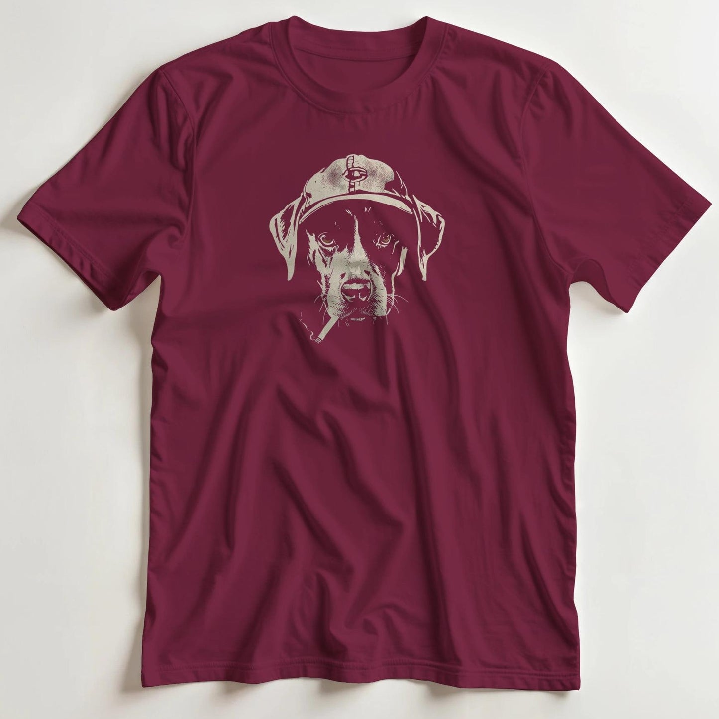 T-shirt en coupe unisexe et 100% coton en Maroon imprimé avec un design Chien Vintage T-Shirt .