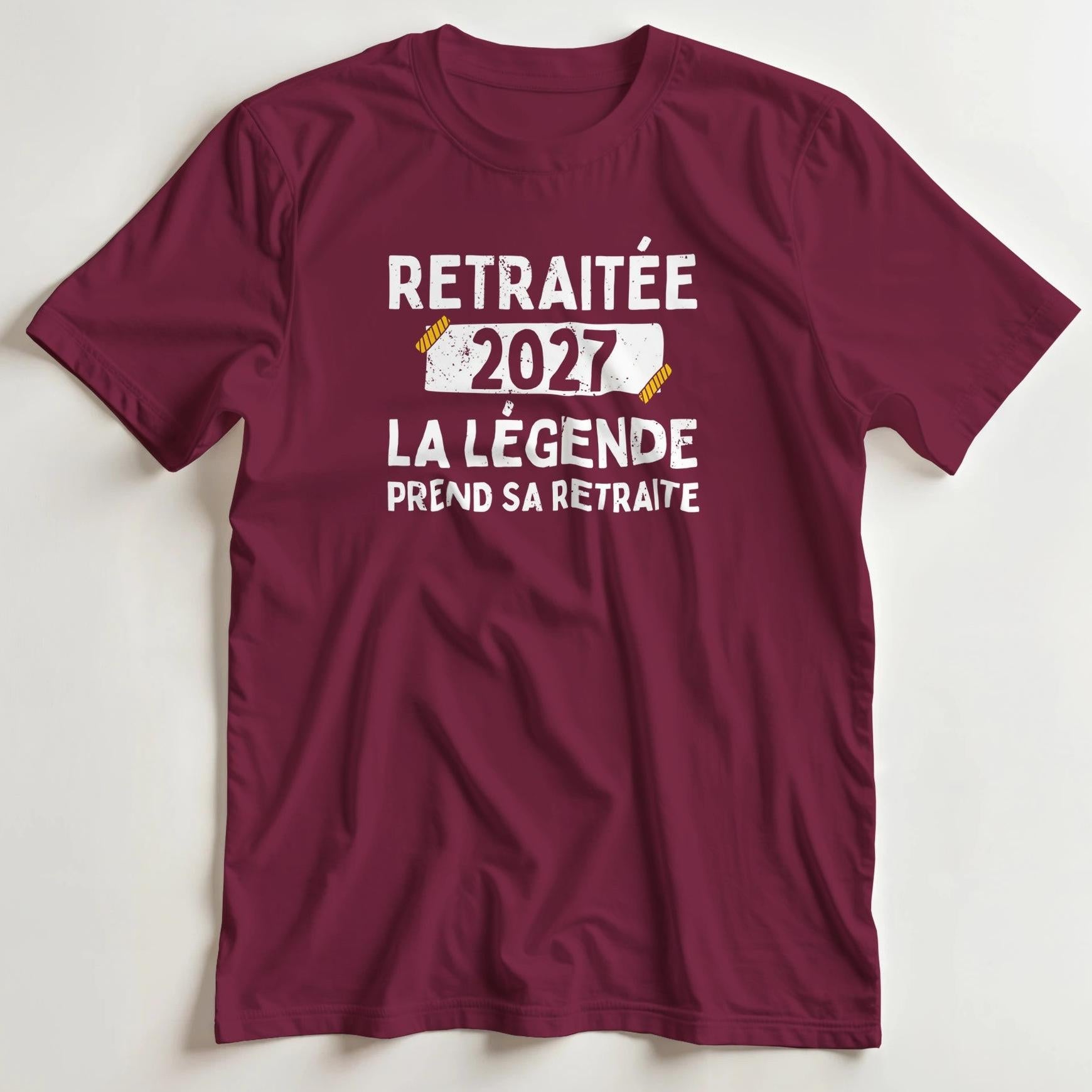 T-shirt en coupe unisexe et 100% coton en Bordeaux imprimé avec un design Retraitée 2027 T-Shirt .