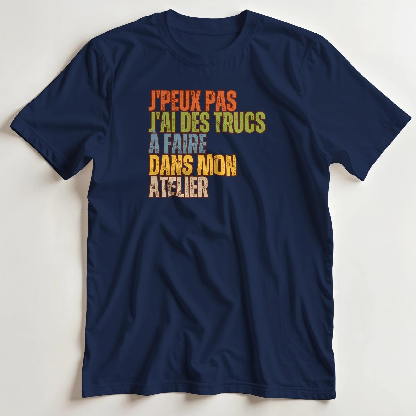T-shirt en coupe unisexe et 100% coton en Marine S imprimé avec un design J'Peux Pas Mon Atelier T-Shirt .