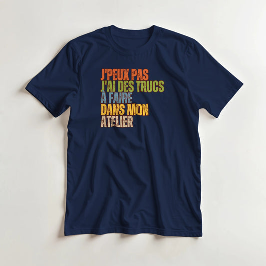 T-shirt en coupe unisexe et 100% coton en Marine S imprimé avec un design J'Peux Pas Mon Atelier T-Shirt .