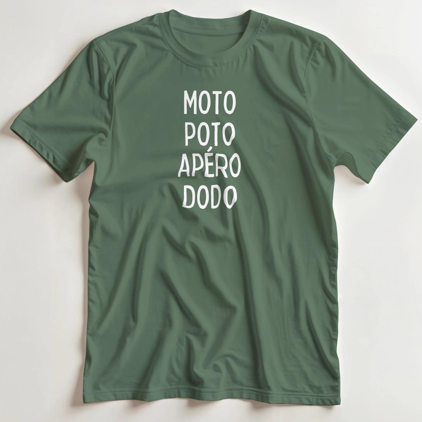 T-shirt en coupe unisexe et 100% coton en Vert militaire S imprimé avec un design Moto Poto Apéro Dodo T-Shirt .