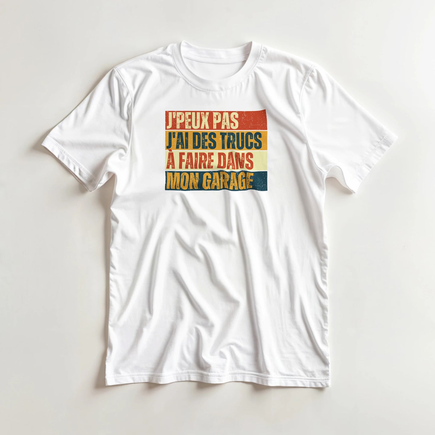 T-shirt en coupe unisexe et 100% coton en Blanc 2XL imprimé avec un design J'Peux Pas Garage Vintage T-Shirt .