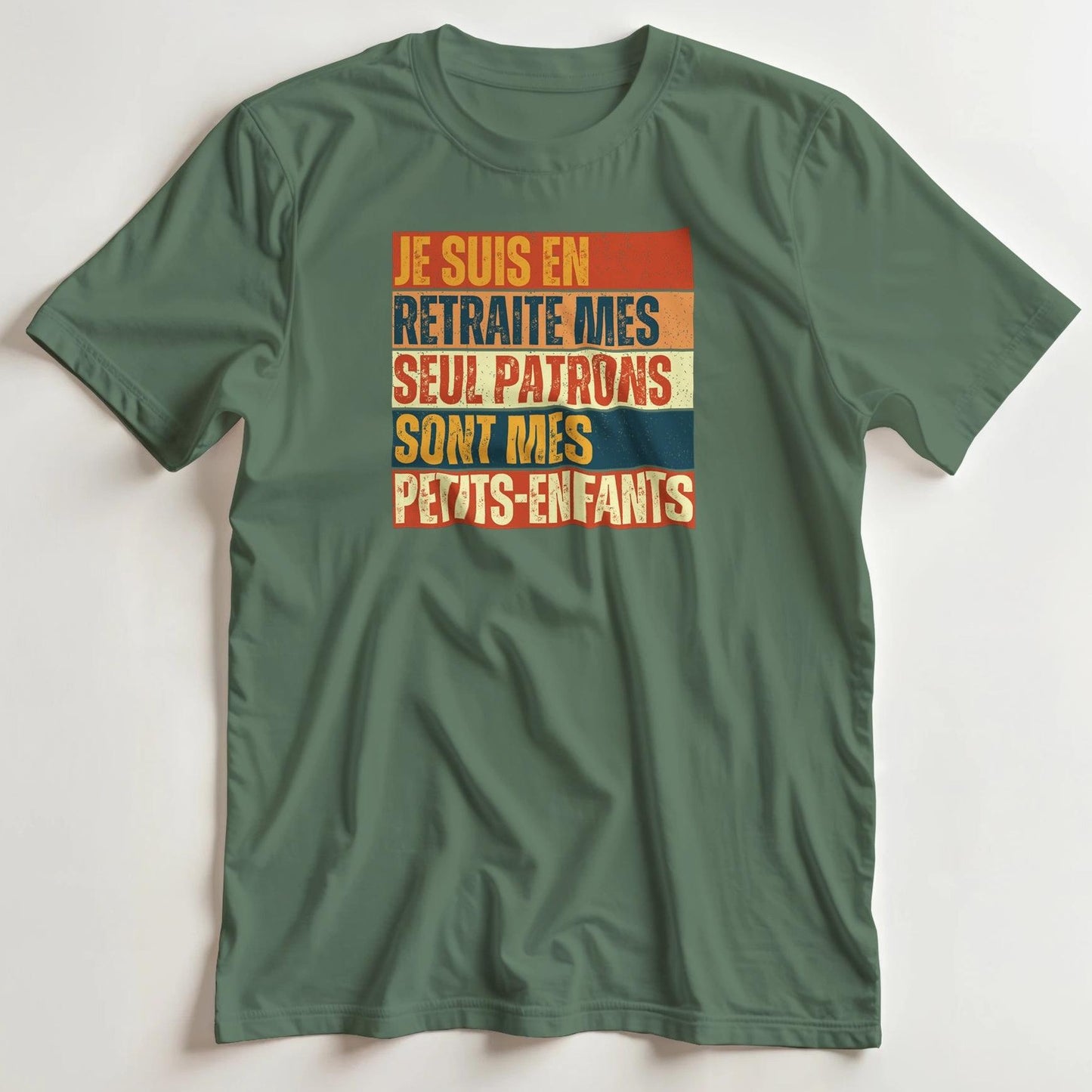 T-shirt en coupe unisexe et 100% coton en Vert militaire 2XL imprimé avec un design En Retraite Petits-Enfants Vintage T-Shirt .