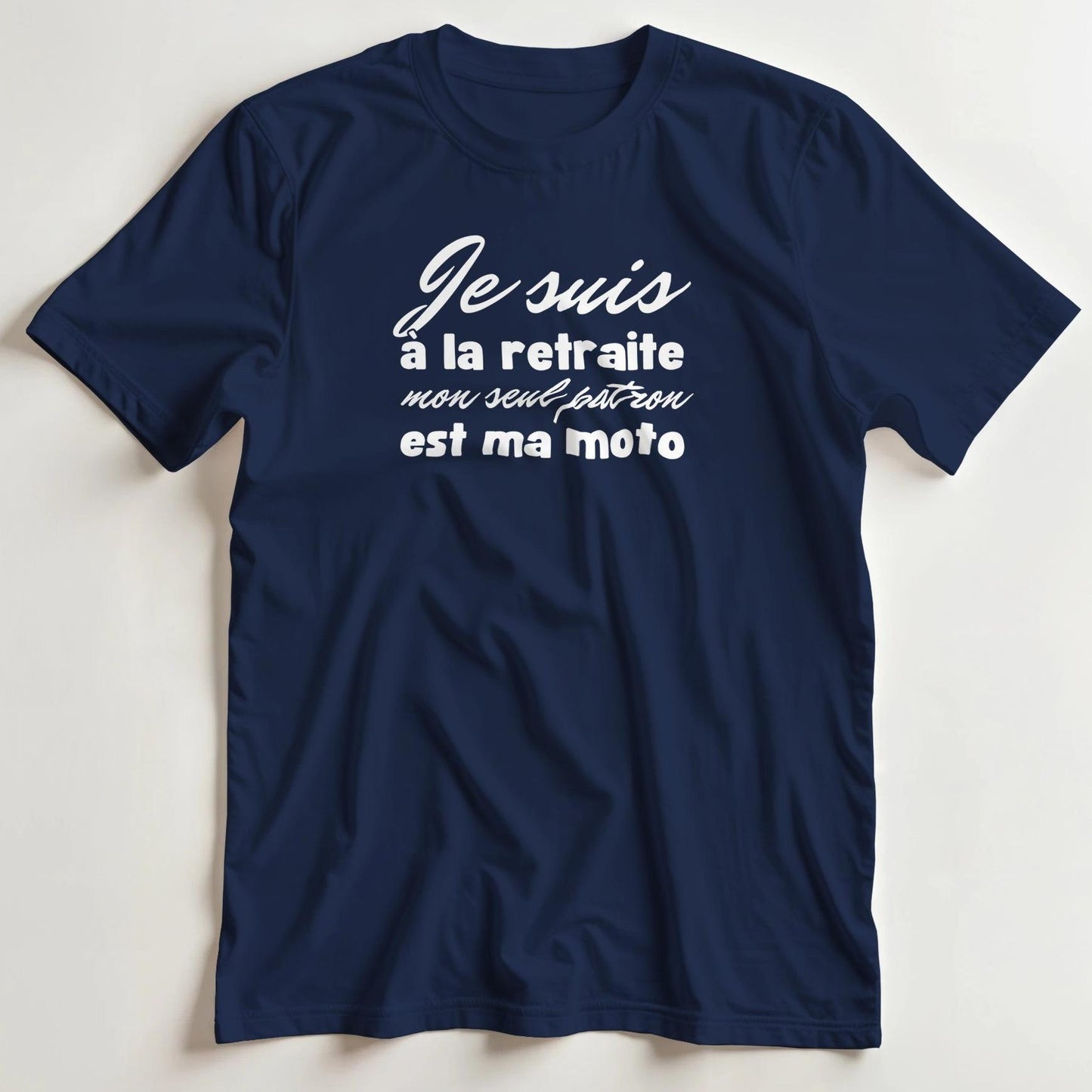 T-shirt en coupe unisexe et 100% coton en Marine M imprimé avec un design À La Retraite T-Shirt .