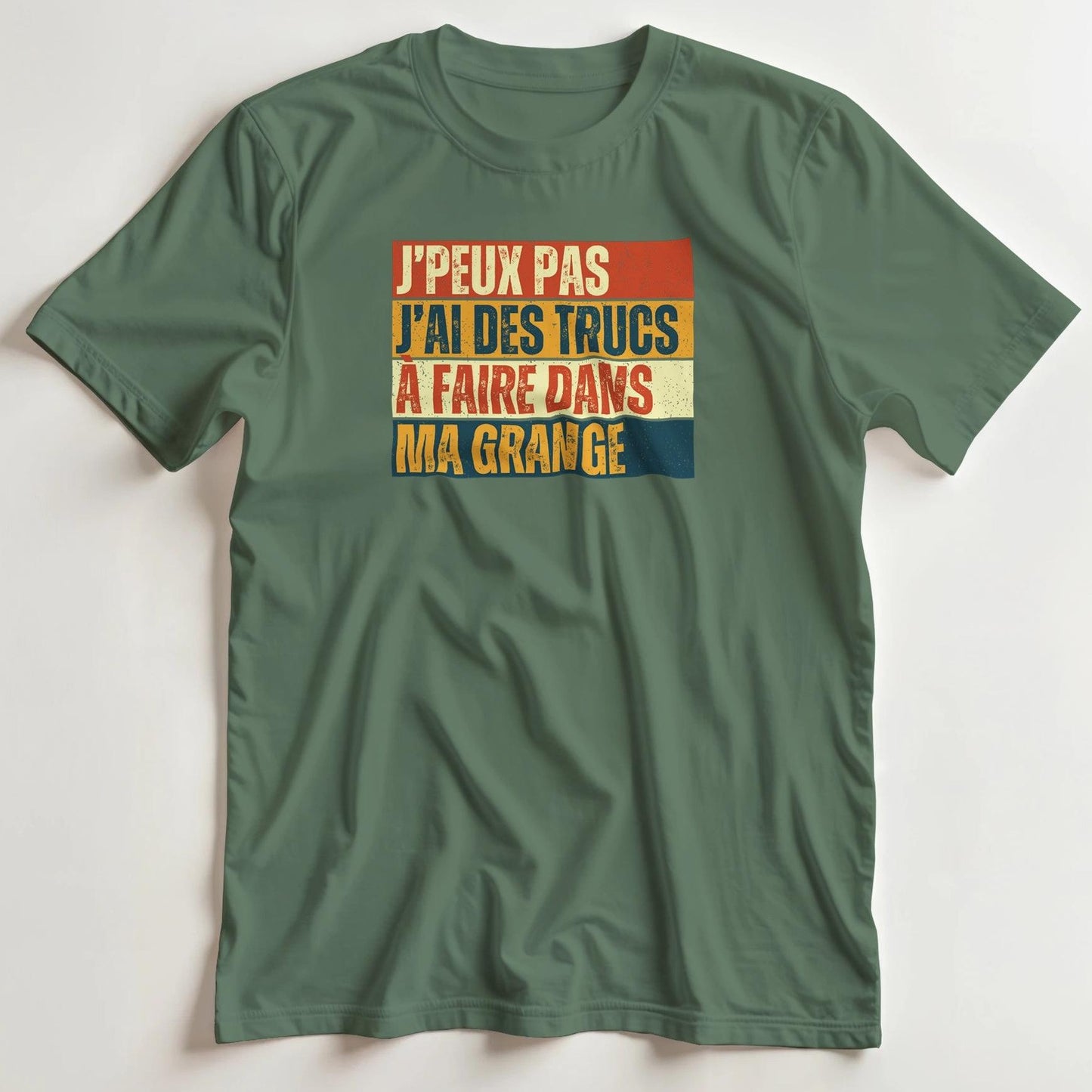 T-shirt en coupe unisexe et 100% coton en Vert Mil. M imprimé avec un design J'Peux Pas Grange Vintage T-Shirt .