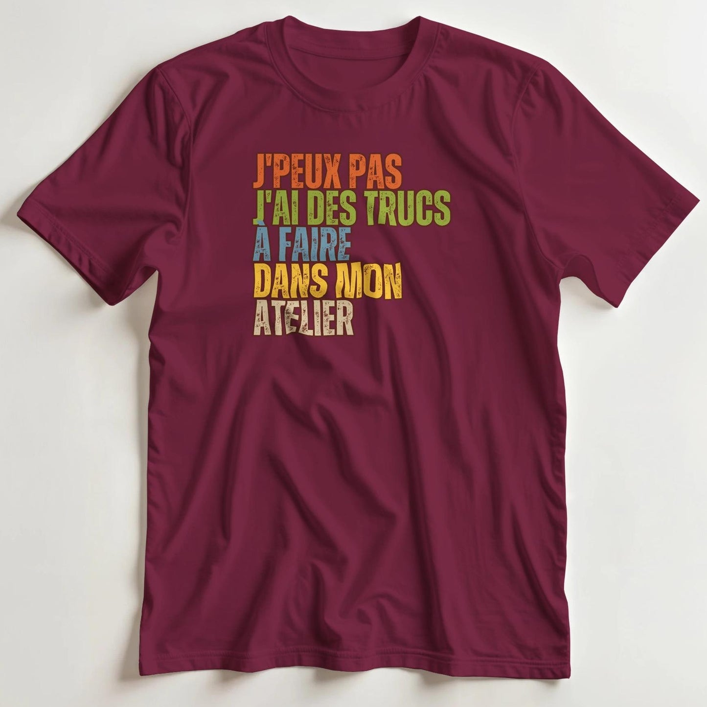 T-shirt en coupe unisexe et 100% coton en Bordeaux L imprimé avec un design J'Peux Pas Mon Atelier T-Shirt .