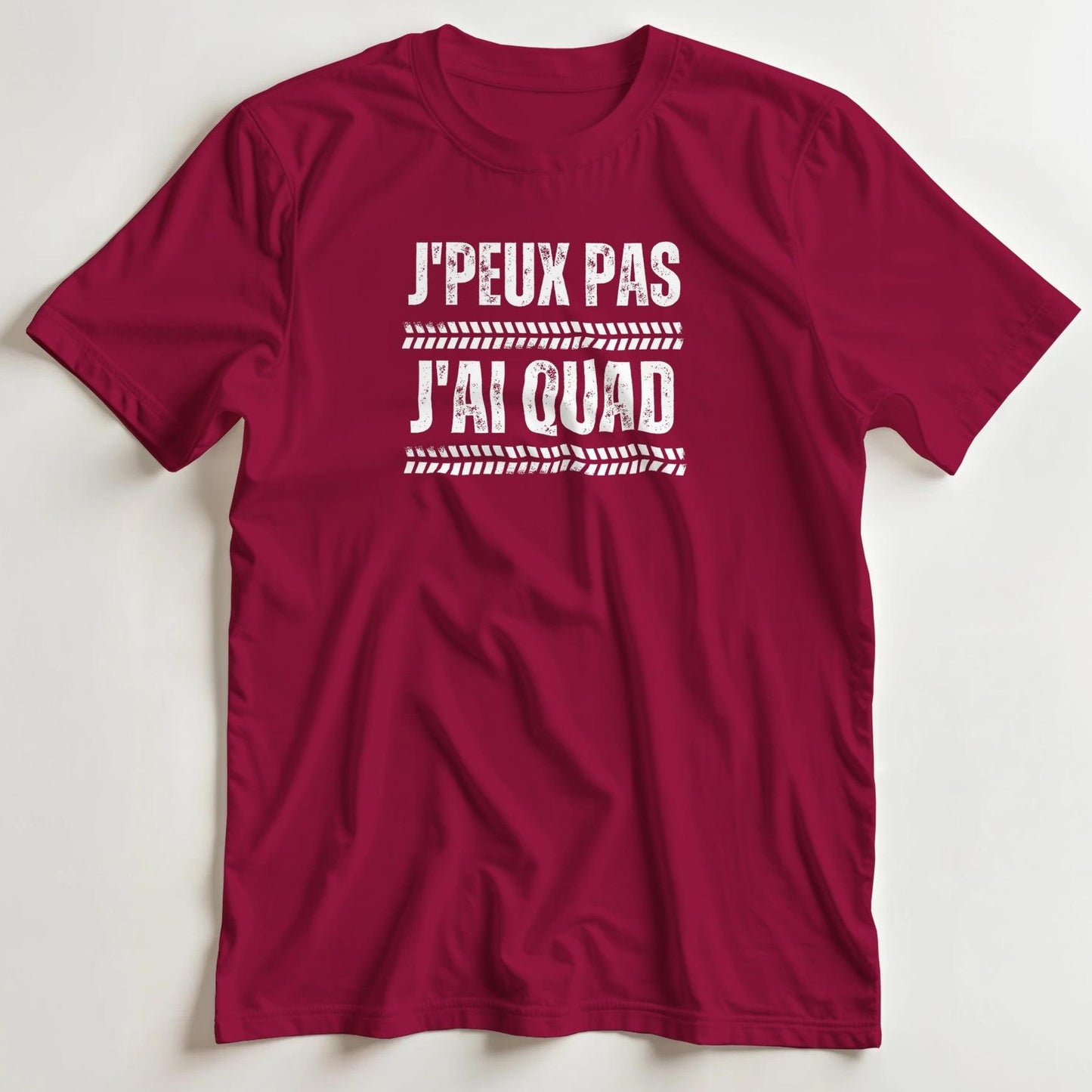 T-shirt en coupe unisexe et 100% coton en Rouge cardinal L imprimé avec un design J'Peux Pas J'ai Quad T-Shirt .