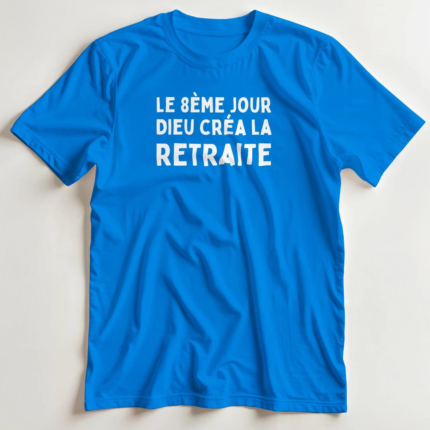 T-shirt en coupe unisexe et 100% coton en Royal L imprimé avec un design 8ème Jour Retraite T-Shirt .