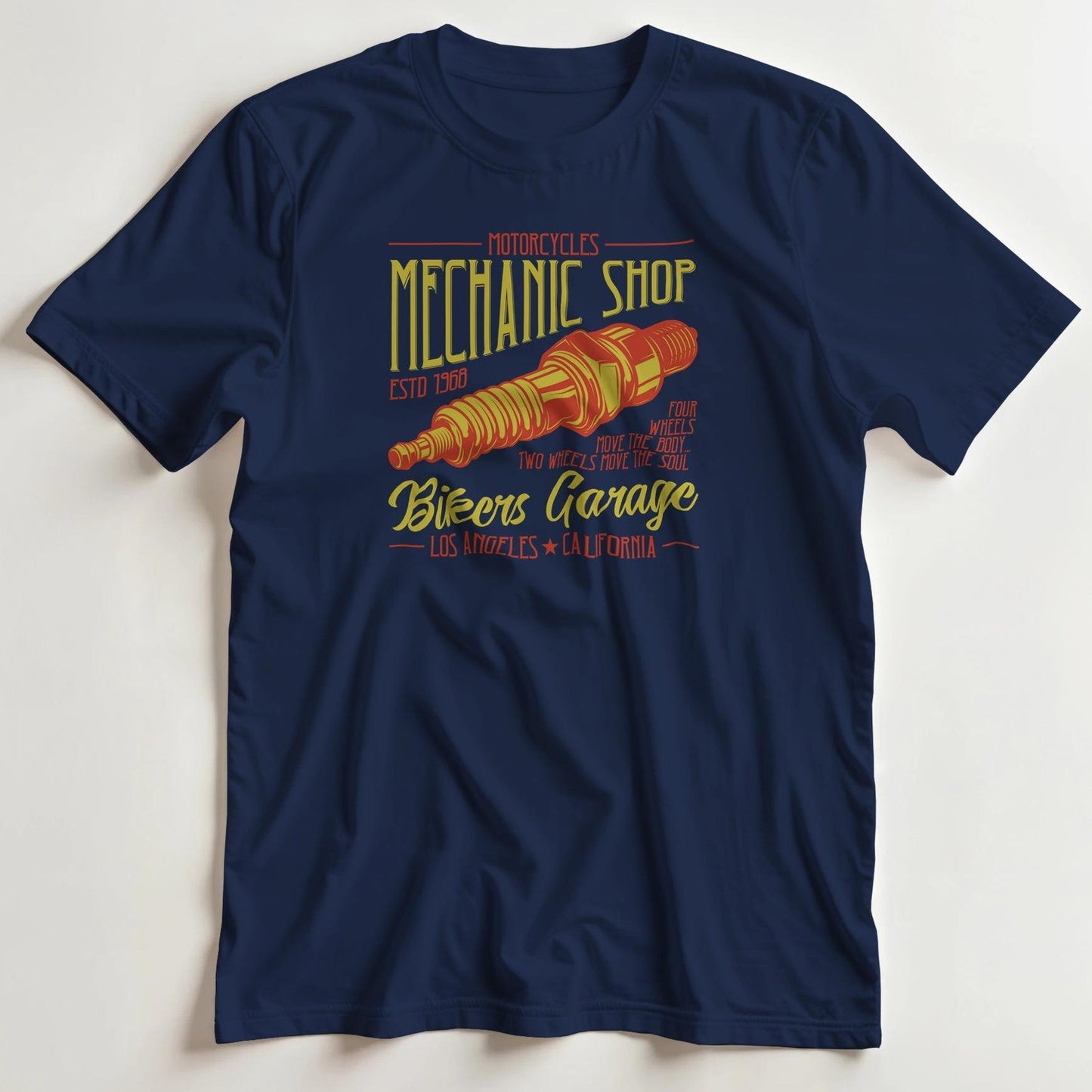 T-shirt en coupe unisexe et 100% coton en Marine L imprimé avec un design Bikers Garage T-Shirt .