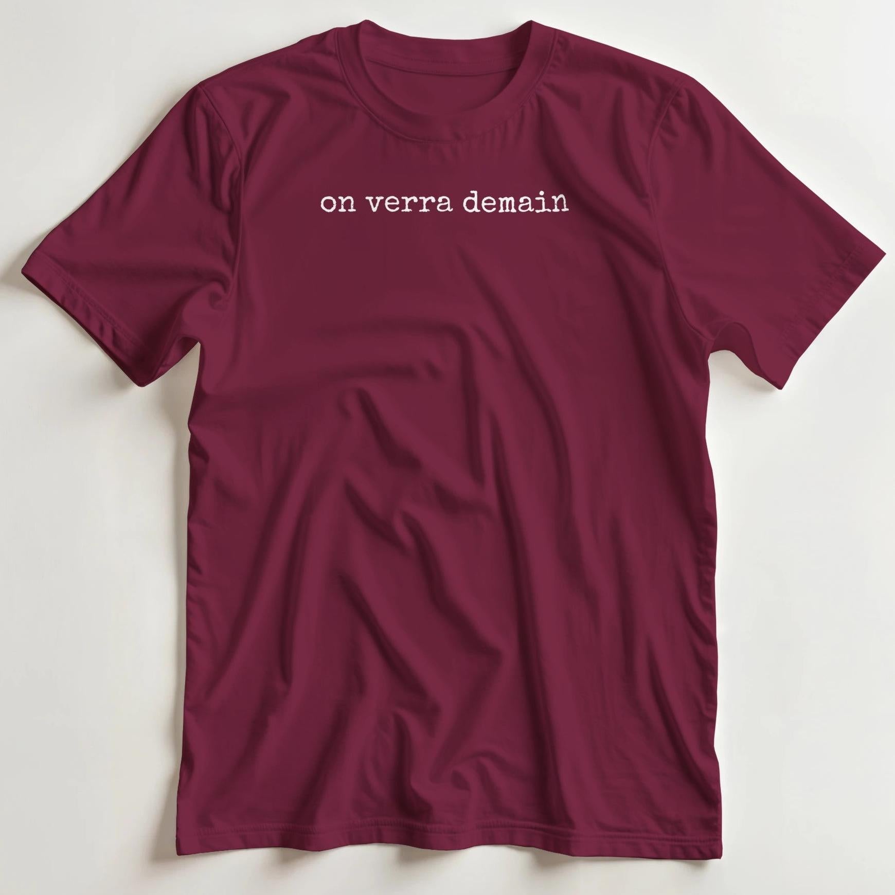 T-shirt en coupe unisexe et 100% coton en Bordeaux S imprimé avec un design On Verra T-Shirt .