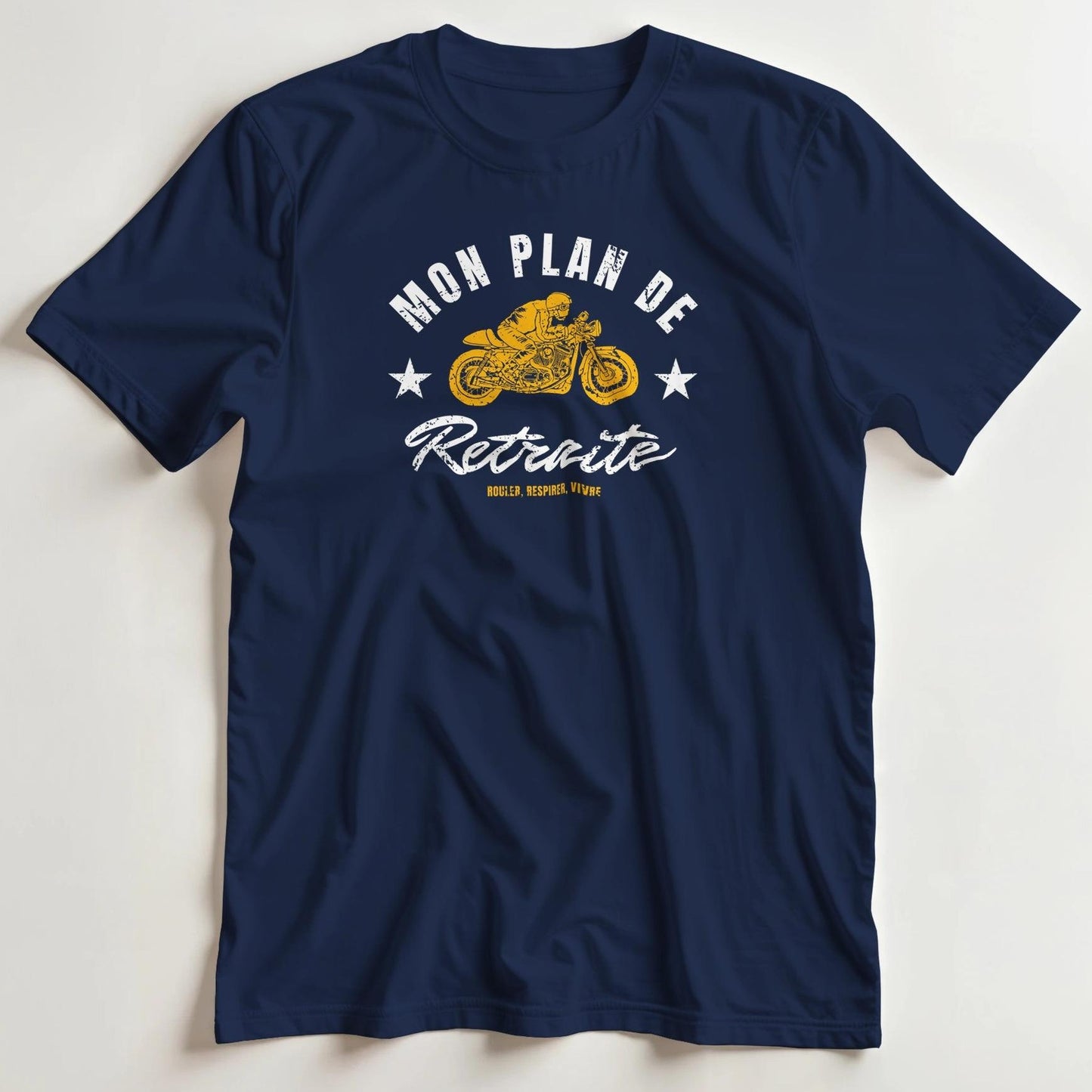 T-shirt en coupe unisexe et 100% coton en Marine M imprimé avec un design Plan De Retraite T-Shirt .
