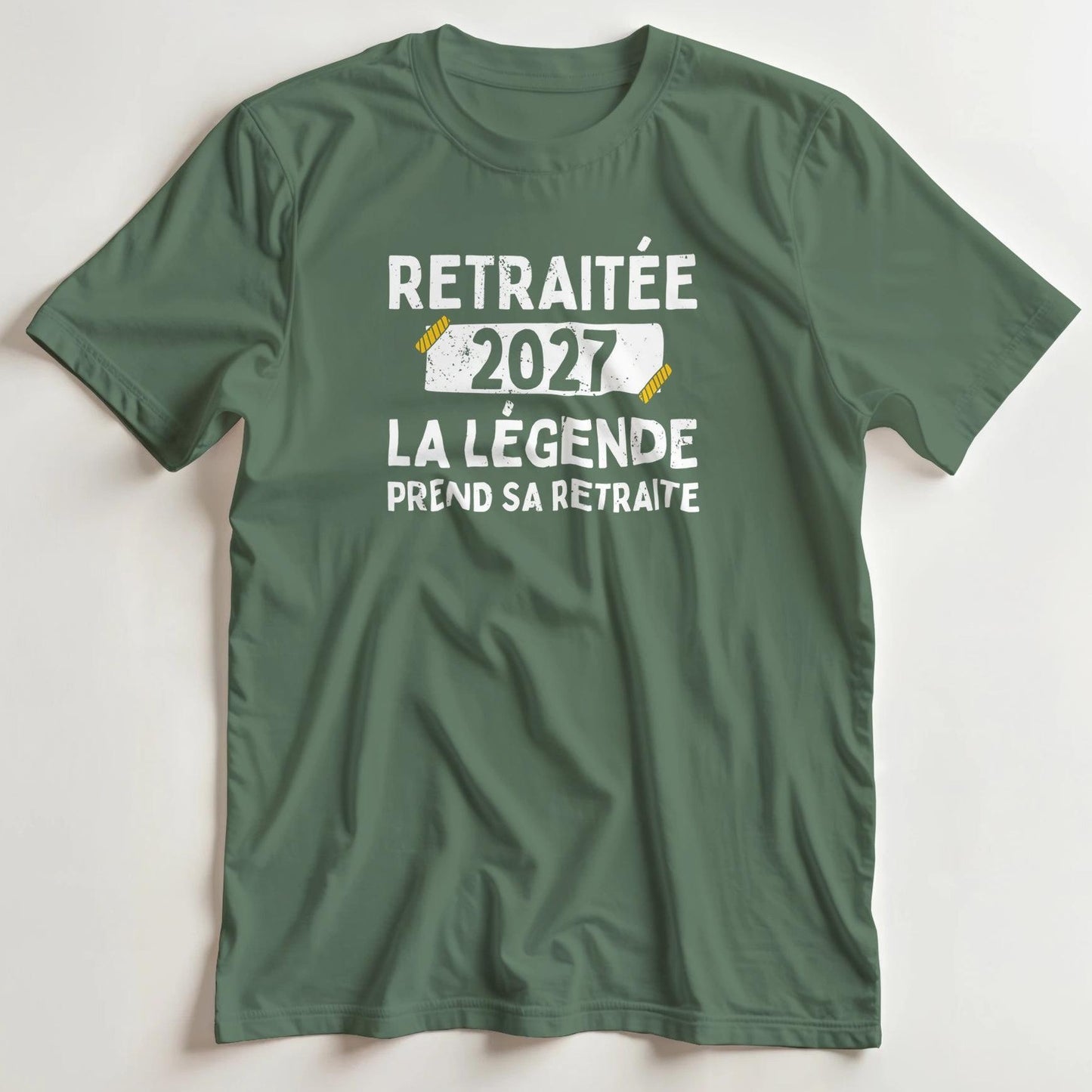 T-shirt en coupe unisexe et 100% coton en Vert Mil. imprimé avec un design Retraitée 2027 T-Shirt .