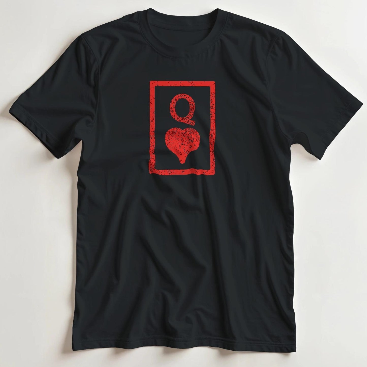 T-shirt en coupe unisexe et 100% coton en L imprimé avec un design Reine Coeurs Noir T-Shirt .