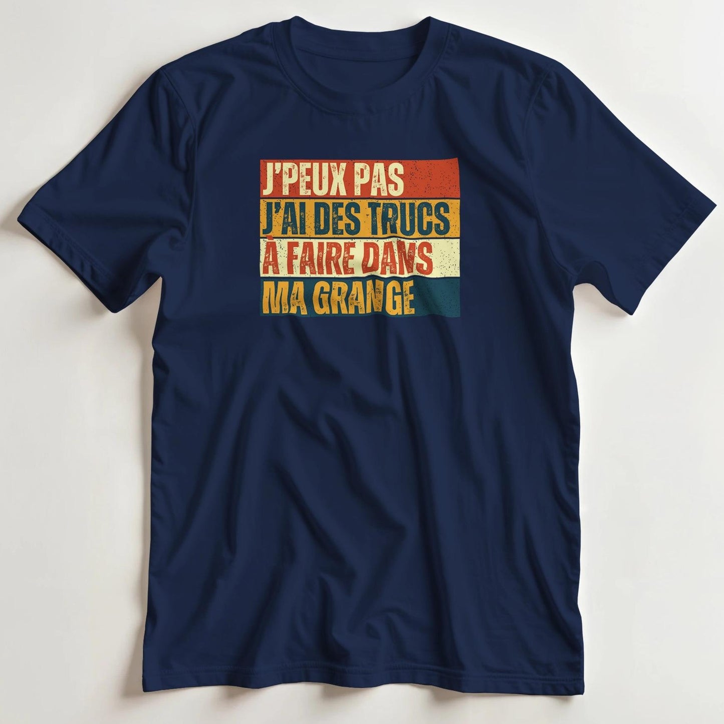 T-shirt en coupe unisexe et 100% coton en Marine M imprimé avec un design J'Peux Pas Grange Vintage T-Shirt .